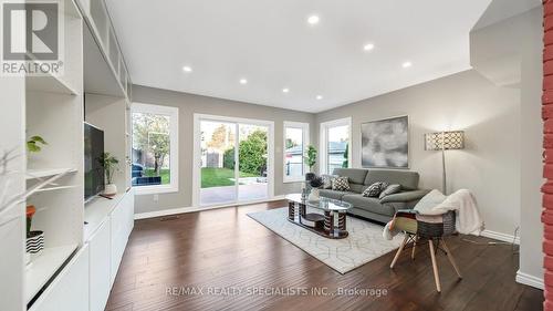 668 Green Meadow Crescent, Mississauga, ON - Indoor Photo Showing Living Room