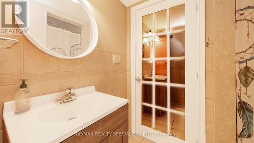 668 Green Meadow Crescent, Mississauga, ON - Indoor Photo Showing Bathroom