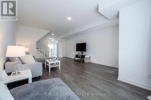 91-1121 Cooke Boulevard, Burlington, ON - Indoor Photo Showing Living Room