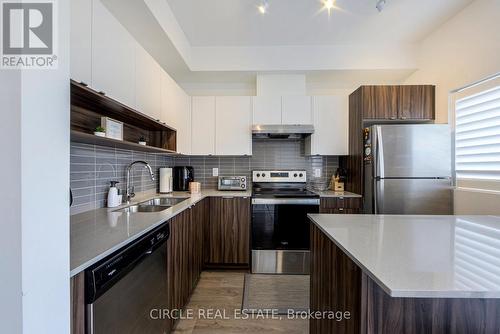 91-1121 Cooke Boulevard, Burlington, ON - Indoor Photo Showing Kitchen With Double Sink With Upgraded Kitchen