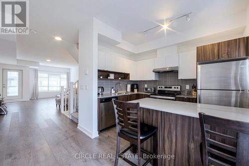 91-1121 Cooke Boulevard, Burlington, ON - Indoor Photo Showing Kitchen With Upgraded Kitchen