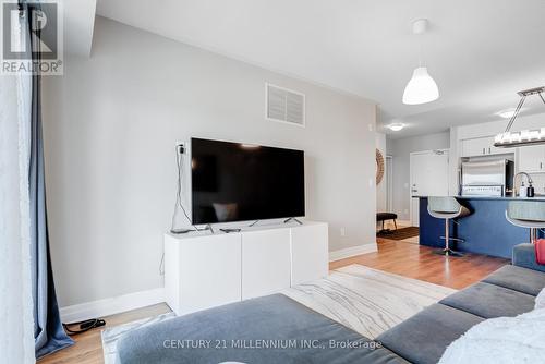 401B - 70 Baycliffe Crescent, Brampton, ON - Indoor Photo Showing Living Room