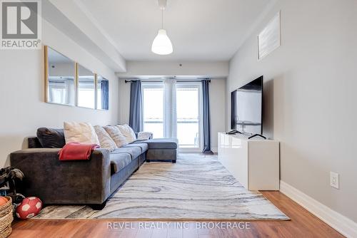 401B - 70 Baycliffe Crescent, Brampton, ON - Indoor Photo Showing Living Room