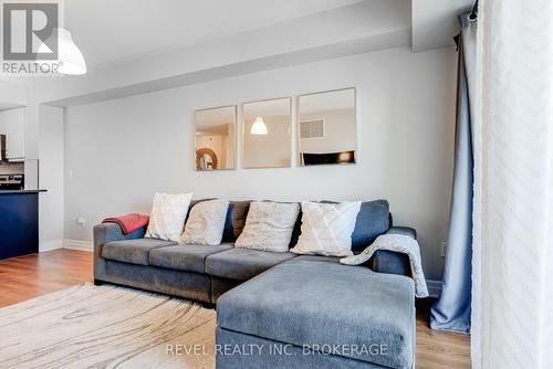 401B - 70 Baycliffe Crescent, Brampton, ON - Indoor Photo Showing Living Room