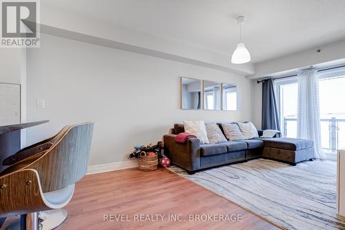 401B - 70 Baycliffe Crescent, Brampton, ON - Indoor Photo Showing Living Room