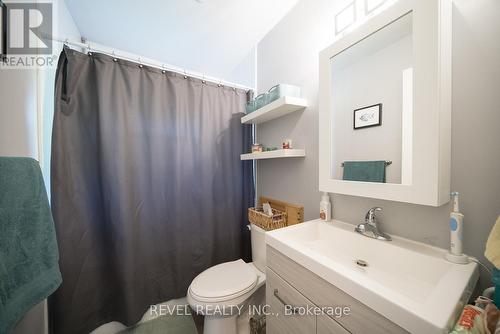 11 Hillcrest Avenue, Brantford, ON - Indoor Photo Showing Bathroom