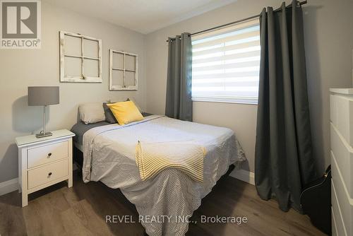 11 Hillcrest Avenue, Brantford, ON - Indoor Photo Showing Bedroom