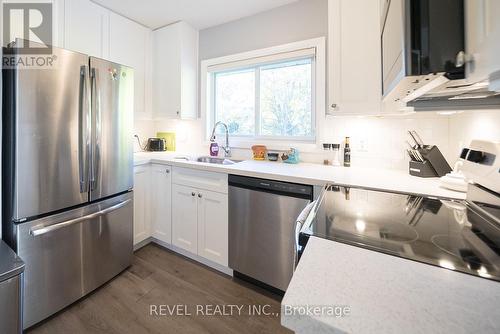 11 Hillcrest Avenue, Brantford, ON - Indoor Photo Showing Kitchen With Upgraded Kitchen