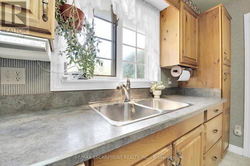 33 Brookfield Boulevard, Haldimand, ON - Indoor Photo Showing Kitchen With Double Sink