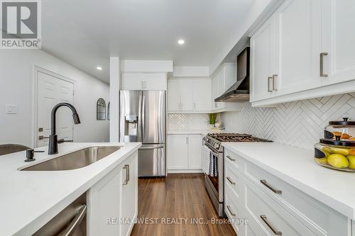 39 Gowland Drive, Hamilton, ON - Indoor Photo Showing Kitchen With Upgraded Kitchen