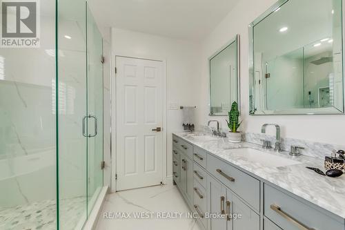 39 Gowland Drive, Hamilton, ON - Indoor Photo Showing Bathroom