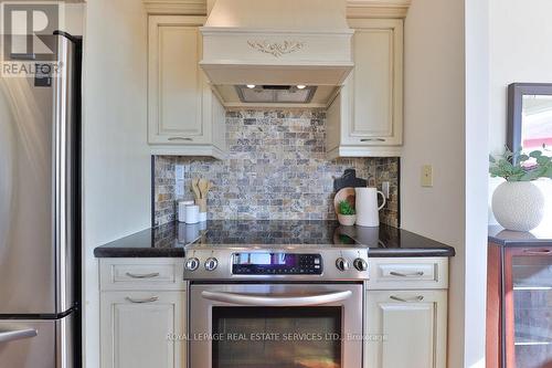 810 - 2511 Lakeshore Road W, Oakville, ON - Indoor Photo Showing Kitchen