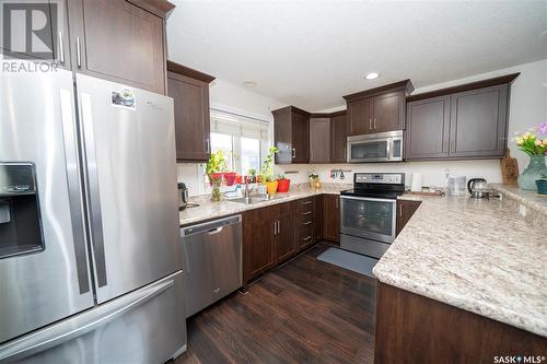 5633 Cederholm Avenue, Regina, SK - Indoor Photo Showing Kitchen With Stainless Steel Kitchen