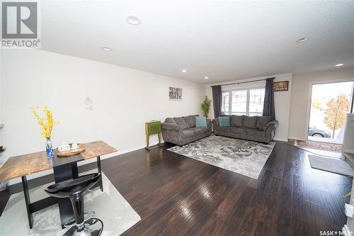 5633 Cederholm Avenue, Regina, SK - Indoor Photo Showing Living Room