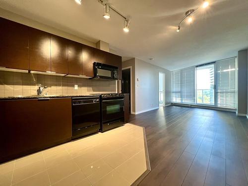 1107 13618 100 Avenue, Surrey, BC - Indoor Photo Showing Kitchen