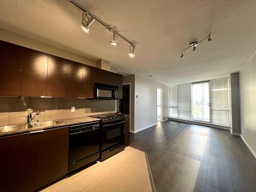 1107 13618 100 Avenue, Surrey, BC - Indoor Photo Showing Kitchen With Double Sink