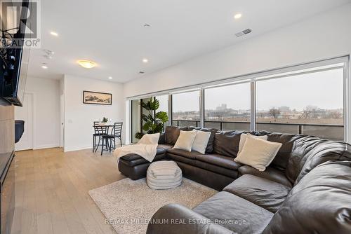 408 - 71 Wyndham Street S, Guelph, ON - Indoor Photo Showing Living Room