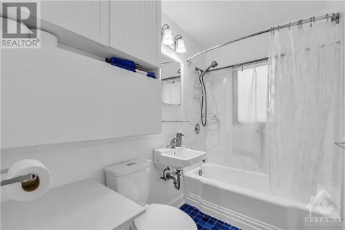 11 St Claire Avenue, Ottawa, ON - Indoor Photo Showing Bathroom