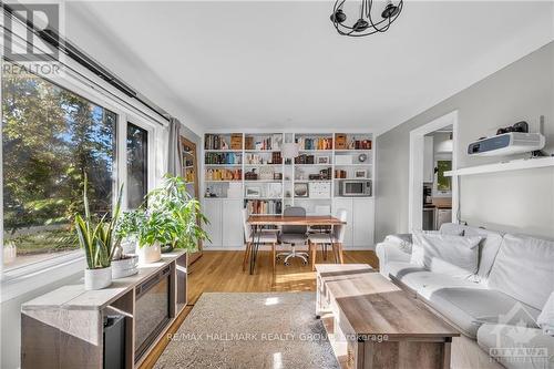 11 St Claire Avenue, Ottawa, ON - Indoor Photo Showing Living Room