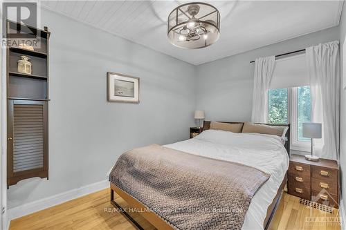 11 St Claire Avenue, Ottawa, ON - Indoor Photo Showing Bedroom