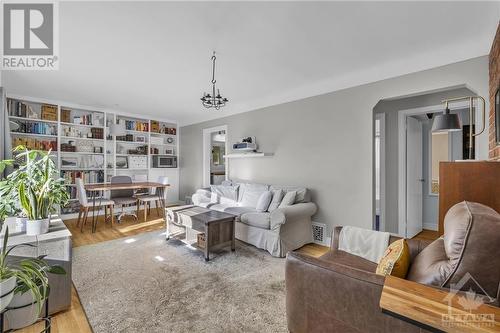 11 St Claire Avenue, Ottawa, ON - Indoor Photo Showing Living Room