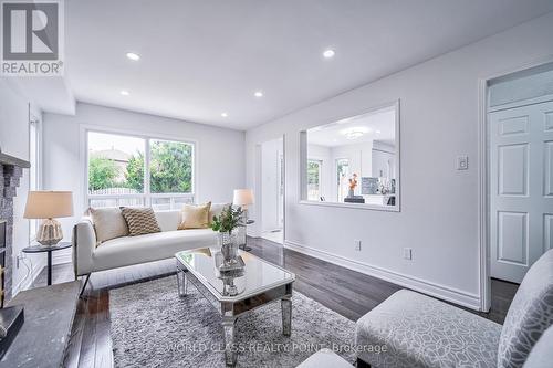 202 Bridgewater Avenue, Whitby, ON - Indoor Photo Showing Living Room