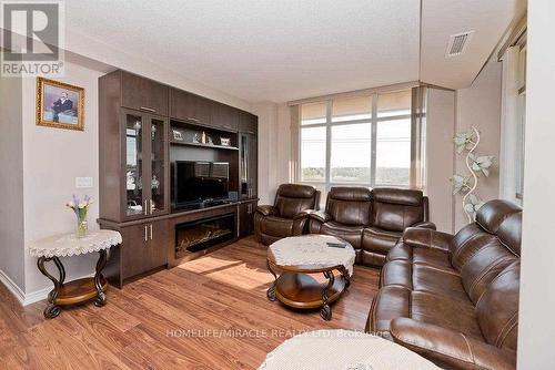 412 - 9235 Jane Street, Vaughan, ON - Indoor Photo Showing Living Room