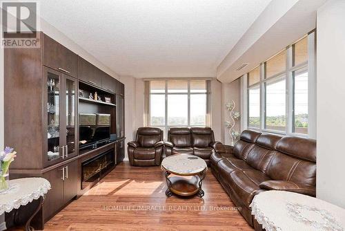 412 - 9235 Jane Street, Vaughan, ON - Indoor Photo Showing Living Room