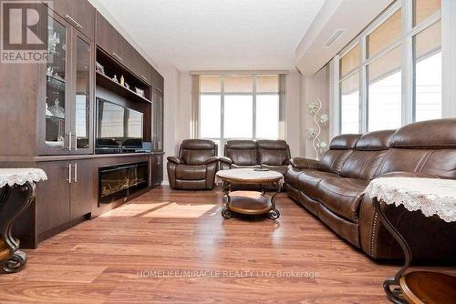 412 - 9235 Jane Street, Vaughan, ON - Indoor Photo Showing Living Room