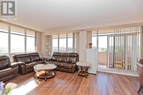 412 - 9235 Jane Street, Vaughan, ON - Indoor Photo Showing Living Room