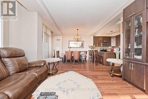 412 - 9235 Jane Street, Vaughan, ON - Indoor Photo Showing Living Room