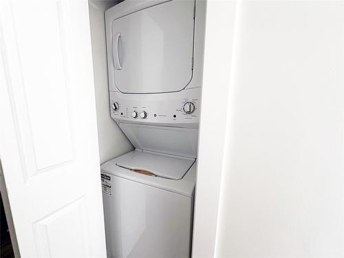 104-937 Spillway Road, Oliver, BC - Indoor Photo Showing Laundry Room