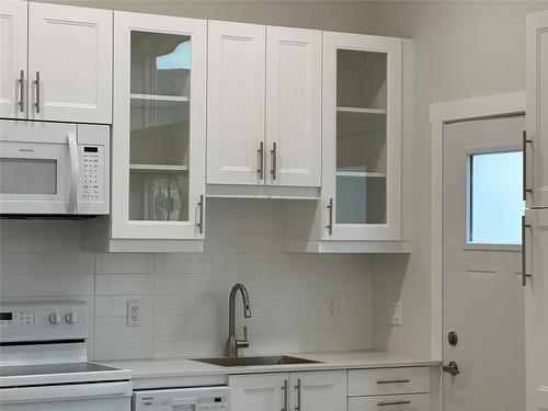 104-937 Spillway Road, Oliver, BC - Indoor Photo Showing Kitchen