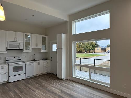 104-937 Spillway Road, Oliver, BC - Indoor Photo Showing Kitchen