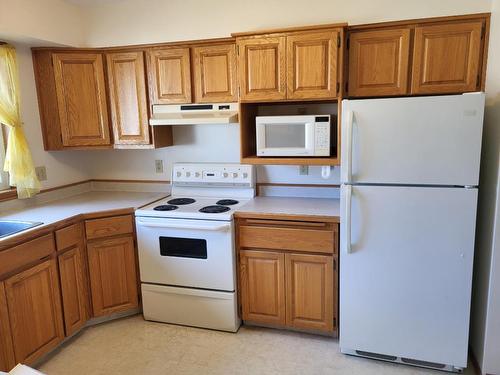 712 Kickbush Avenue, Keremeos, BC - Indoor Photo Showing Kitchen