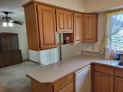 712 Kickbush Avenue, Keremeos, BC - Indoor Photo Showing Kitchen