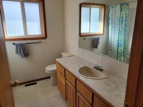 712 Kickbush Avenue, Keremeos, BC - Indoor Photo Showing Bathroom