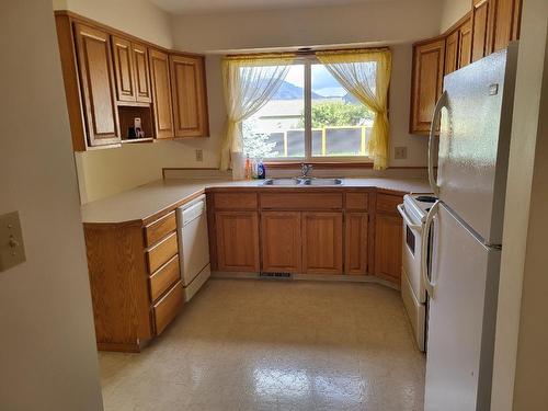 712 Kickbush Avenue, Keremeos, BC - Indoor Photo Showing Kitchen With Double Sink