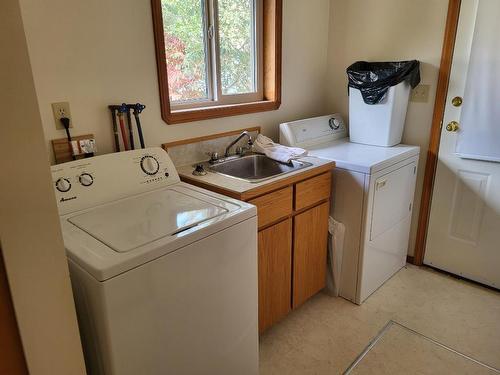 712 Kickbush Avenue, Keremeos, BC - Indoor Photo Showing Laundry Room