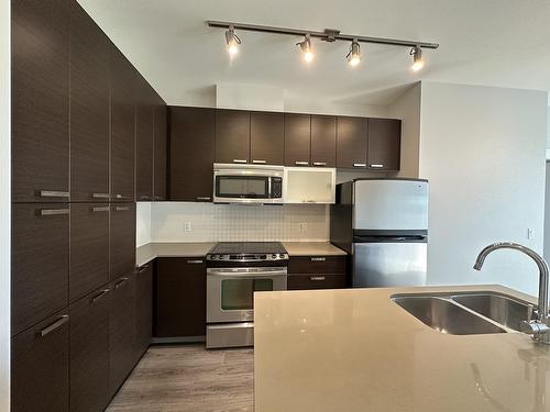 454 6758 188 Street, Surrey, BC - Indoor Photo Showing Kitchen With Double Sink