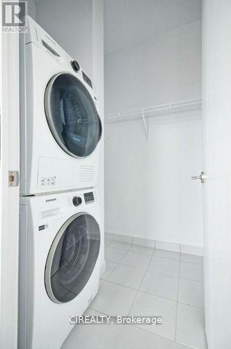 1217 - 38 Honeycrisp Crescent, Vaughan, ON - Indoor Photo Showing Laundry Room