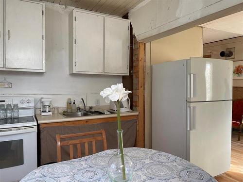 298 4Th Avenue, Minitonas, MB - Indoor Photo Showing Kitchen