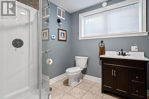 561 Kemp Road E, Grimsby, ON - Indoor Photo Showing Bathroom