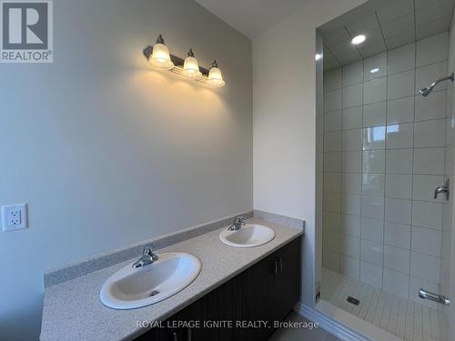 2100 Fairmont Common, Burlington, ON - Indoor Photo Showing Bathroom