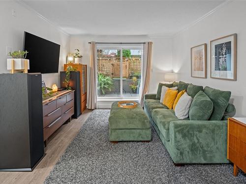 103-827 North Park St, Victoria, BC - Indoor Photo Showing Living Room