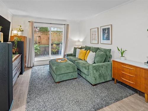 103-827 North Park St, Victoria, BC - Indoor Photo Showing Living Room