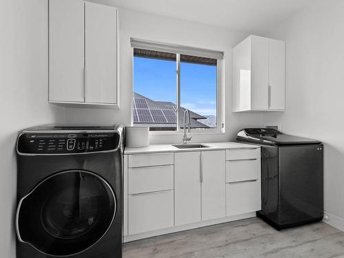 205 Rue Cheval Noir, Kamloops, BC - Indoor Photo Showing Laundry Room