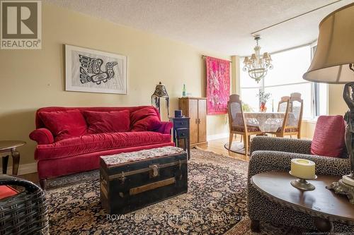 403 - 180 Limeridge Road W, Hamilton, ON - Indoor Photo Showing Living Room