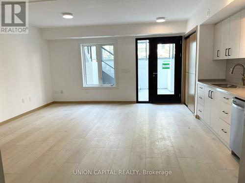 C3 105 - 3427 Sheppard Avenue E, Toronto, ON - Indoor Photo Showing Kitchen