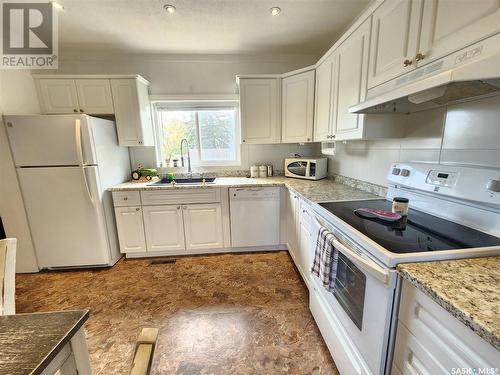 10 Danton Street, Tribune, SK - Indoor Photo Showing Kitchen